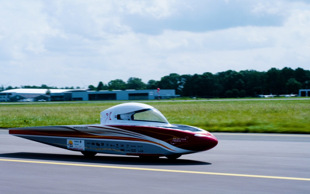 Solar Team Twente test zonneauto op Lelystad Airport