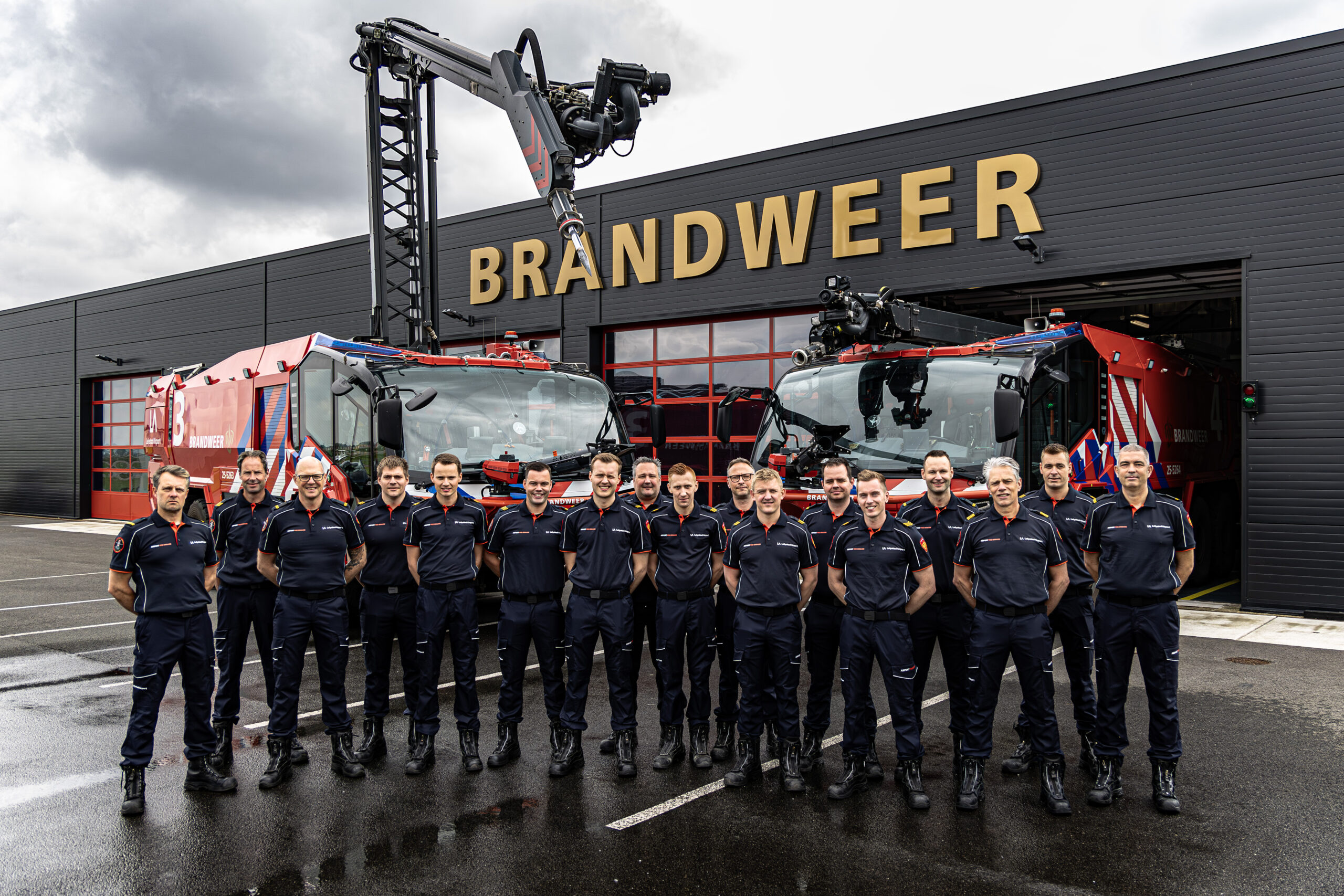 Groepsfoto van alle brandweermannen voor de kazerne van Brandweer Lelystad