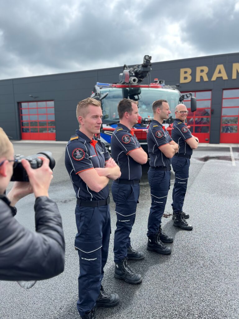 Fotograaf maakt een foto van brandweermannen voor de kazerne van Brandweer Lelystad