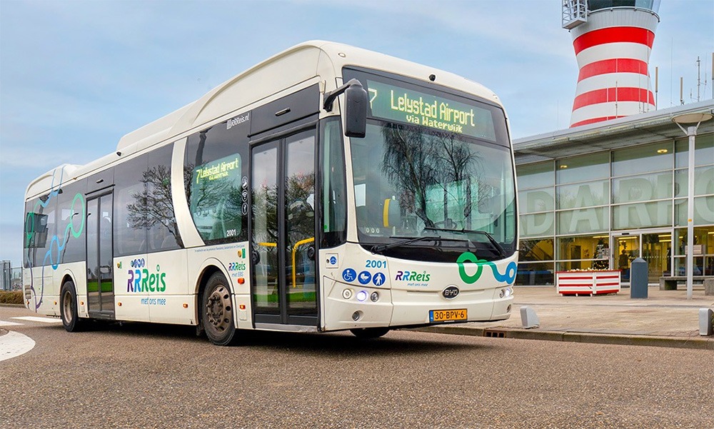 lelystadairport.nl/wp-content/uploads/2024/09/Elekstrische-bus-voor-Lelystad-Airport-GA-Terminal.