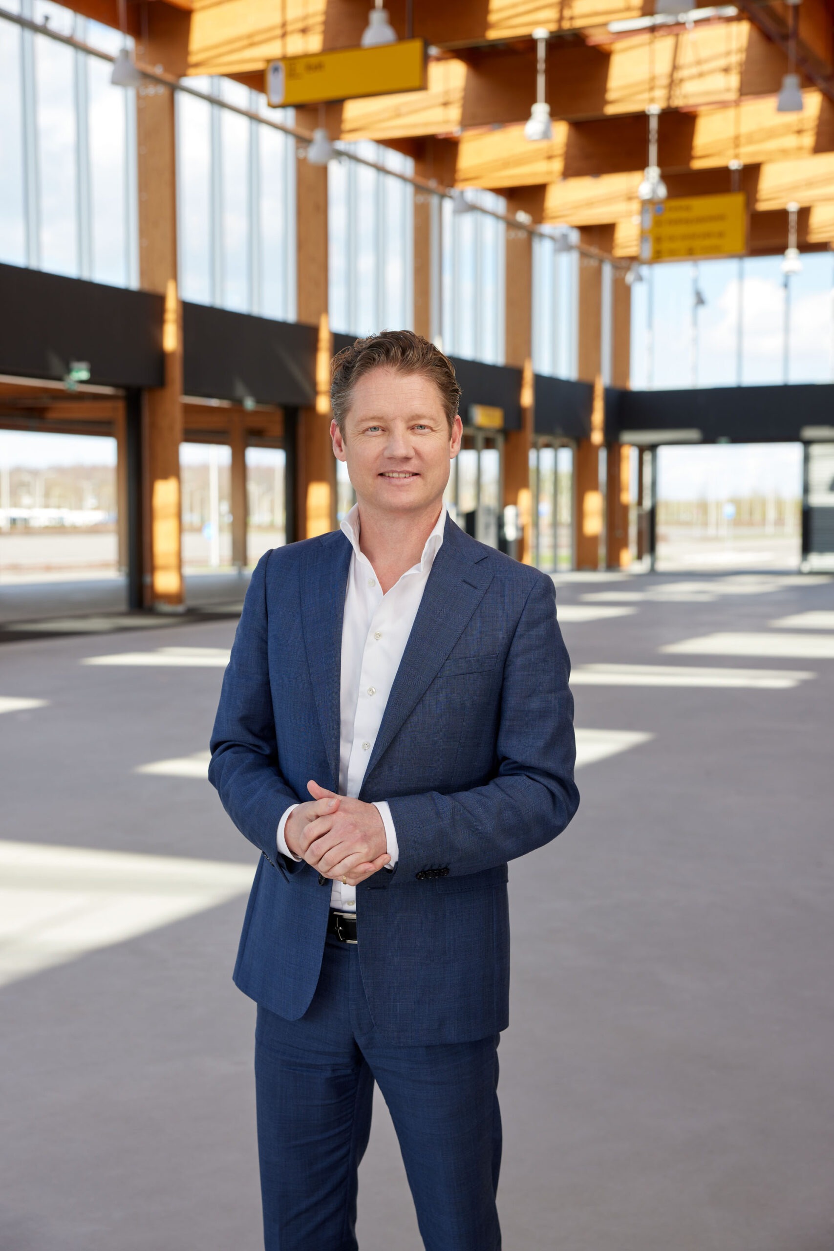 Jan Eerkens (CEO bij Lelystad Aiport) poseert op het luchtveld